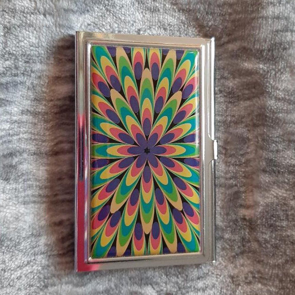 Swirl design metal card holder